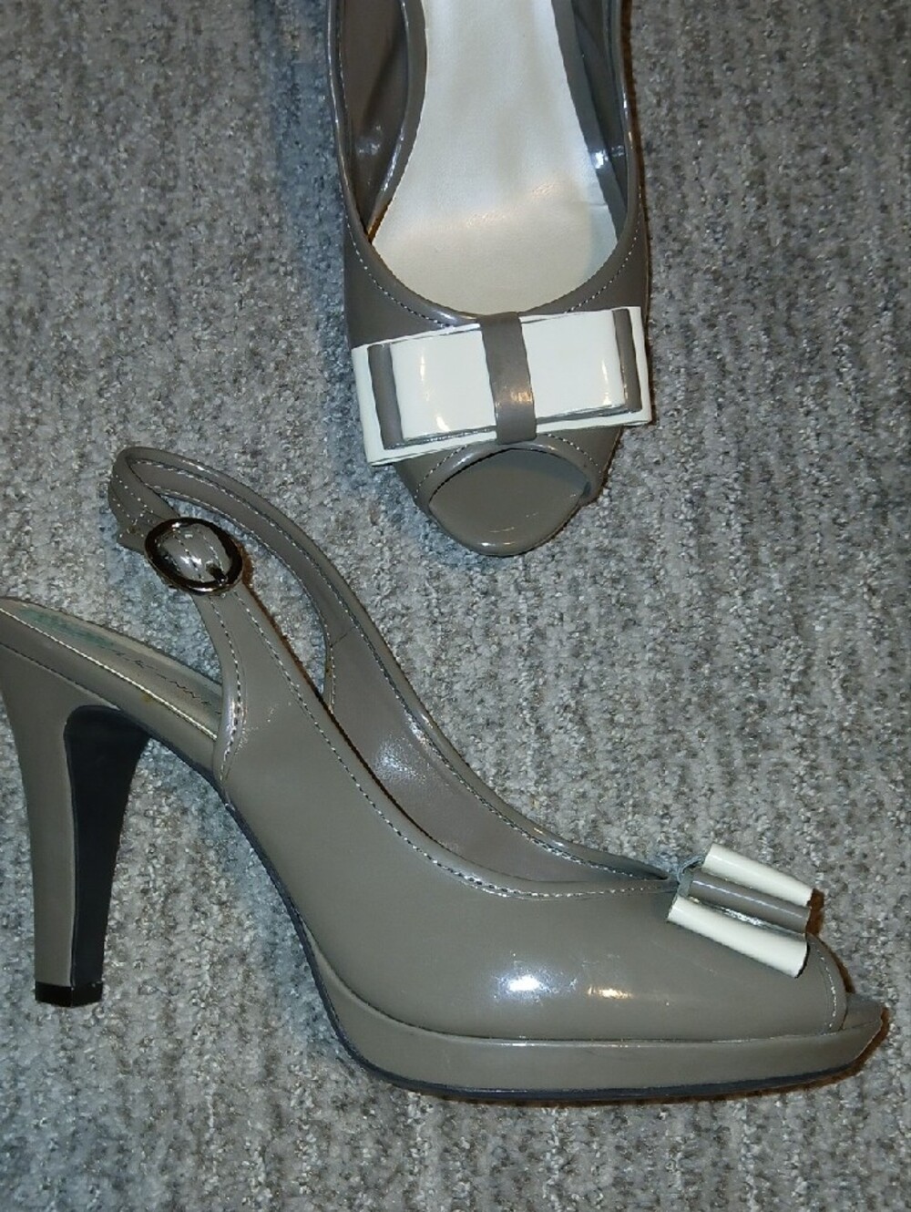 Anne Klein Womens Taupe Patent Leather Slingback Peep Toe Heels White Bow Sz: 8 - Picture 4 of 12
